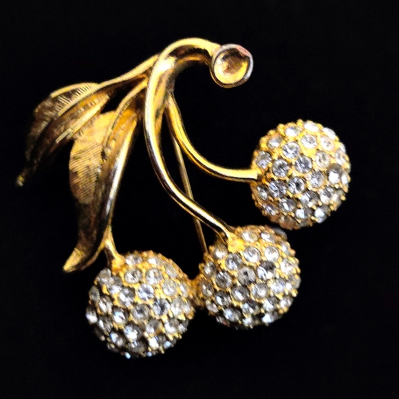 Vintage Dazzling Cherry Bunch Brooch - Picture 5 of 16